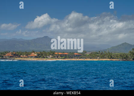 Vista della sponda sud su Kauai dall'oceano. Preso da un avvistamento di balene di viaggio. Foto Stock