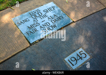 Una passerella cronologico con iscrizioni in granito per molti di Elvis Presley's successi di Elvis Birthplace Museum di Tupelo, MS Foto Stock