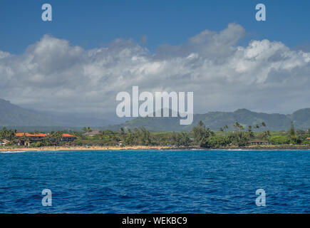 Vista della sponda sud su Kauai dall'oceano. Preso da un avvistamento di balene di viaggio. Foto Stock