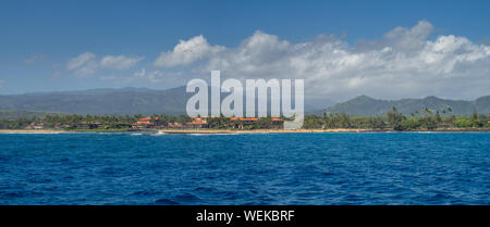 Vista della sponda sud su Kauai dall'oceano. Preso da un avvistamento di balene di viaggio. Foto Stock
