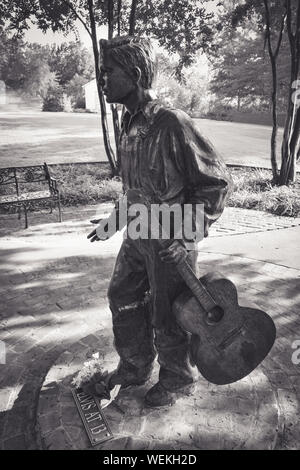 Una statua in bronzo di 13 anno vecchio Elvis con la chitarra si erge sul sentiero tour di Elvis Presley Birthplace Museum motivi in Tupelo, MS, STATI UNITI D'AMERICA Foto Stock