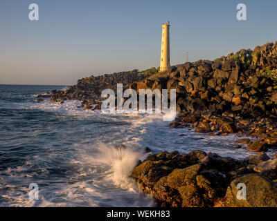 Punto Ninini Faro sulla Nawiliwili Bay di Kaua'i' Hawai'i che si affaccia sull'oceano. Foto Stock