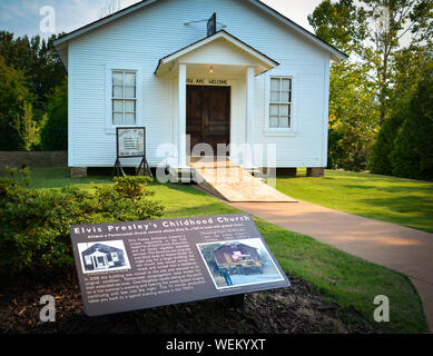 Un cartello storico invita i fan di Elvis Presley Infanzia della Chiesa, spostato qui per motivi di Elvis Presley Birthplace Museum, Tupelo, MS Foto Stock