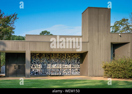 L'esterno dell'edificio moderno di Elvis Presley e museo Casa Natale con la vista esterna attraverso le vetrate in Tupelo, MS, STATI UNITI D'AMERICA Foto Stock