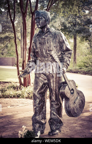 Una statua in bronzo di 13 anno vecchio Elvis con la chitarra si erge sul sentiero tour di Elvis Presley Birthplace Museum motivi in Tupelo, MS, STATI UNITI D'AMERICA Foto Stock