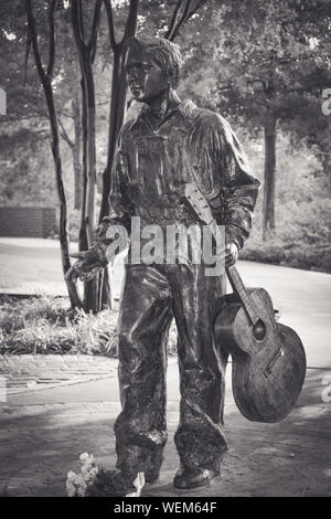 Una statua in bronzo di 13 anno vecchio Elvis con la chitarra si erge sul sentiero tour di Elvis Presley Birthplace Museum motivi in Tupelo, MS, STATI UNITI D'AMERICA Foto Stock