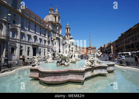 La Fontana del Moro (Moor Fontana) su Piazza Navona, Roma, Italia Foto Stock
