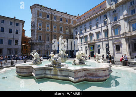 La Fontana del Moro (Moor Fontana) su Piazza Navona, Roma, Italia Foto Stock
