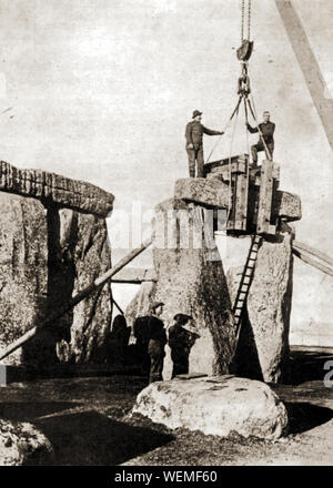 Stonehenge - Riparazioni / ricostruzione di antico monumento Wiltshire . Sostituzione di una croce di pietra o architrave. Una delle molte riparazioni e ricostruzioni che hanno avuto luogo tra il 1920 e 1960. Foto Stock