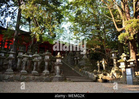 Scenic tempio in Giappone rurale in estate Foto Stock