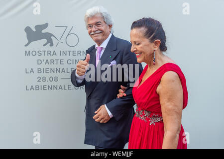 Venezia, Italia. Il 30 agosto, 2019. Senatore Antonio Razzi e moglie all'ingresso per il tappeto rosso per la Premiere mondiale di 'Il dato ISTAT del Rione Sanita' durante il 76° Festival del Cinema di Venezia al Palazzo del Cinema il 30 agosto 2019 a Venezia, Italia. Credito: Roberto Ricciuti/risveglio/Alamy Live News Foto Stock