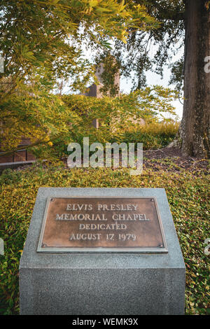 Targa di bronzo sul blocco di granito dedicata alla Elvis Presley Memorial Chapel sui motivi di Elvis Presley Birthplace e Museo di Tupelo, MS, Foto Stock