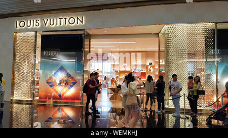 BANGKOK, Tailandia - 4 Maggio 2019: LOUIS VUITTON Iconsiam filiale. IIconsiam, è un utilizzo misto lo sviluppo sul Fiume Chao Phraya. Foto Stock