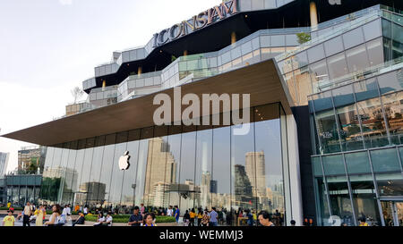 BANGKOK, Tailandia - 6 Maggio 2019: Apple Store Iconsiam filiale, il primo ufficiale di Apple store in Thailandia è stata l'apertura per la manutenzione di molte delle persone Foto Stock