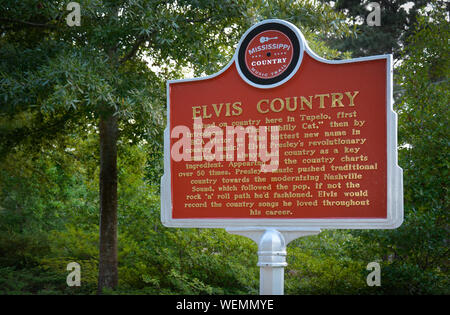 Il Mississippi di musica di paese storico sentiero marcatore per Elvis Presley affonda le sue radici nella musica country, all'Elvis Presley Birthplace Museum, Tupelo, MS Foto Stock