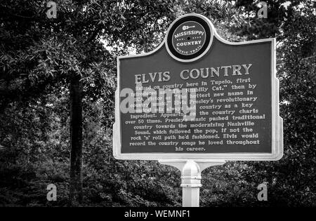 Il Mississippi di musica di paese storico sentiero marcatore per Elvis Presley affonda le sue radici nella musica country, all'Elvis Presley Birthplace Museum, Tupelo, MS Foto Stock