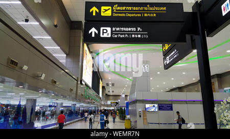 BANGKOK, Tailandia - 11 agosto 2019: molti dei passeggeri sono a piedi all'interno di Don Mueang International Airport, secondario di un aeroporto nazionale di T Foto Stock