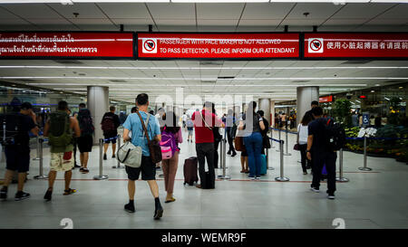 BANGKOK, Tailandia - 11 agosto 2019: molti dei passeggeri sono a piedi all'interno di Don Mueang International Airport, secondario di un aeroporto nazionale di T Foto Stock