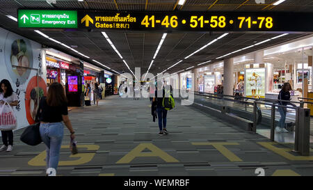 BANGKOK, Tailandia - 11 agosto 2019: molti dei passeggeri sono a piedi all'interno di Don Mueang International Airport, secondario di un aeroporto nazionale di T Foto Stock