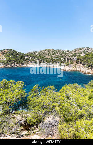 Vista sul porto e sulla spiaggia di ciottoli di Calanque di Méjean in Ensuès la redonne, una delle insenature di Côte bleue. Il sud della Francia, Europa Foto Stock