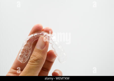 In plastica trasparente con denti di ritegno, è una nuova tecnologia di apparecchiature ortodontista per dare al paziente di chirurgia ortodontica in dental clinica o ospedale Foto Stock