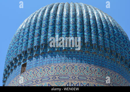 Il Gur-e Amir complesso in Samarcanda (Uzbekistan), meno noto rispetto al Registan, ma ancora un importante esempio di classica architettura islamica Foto Stock