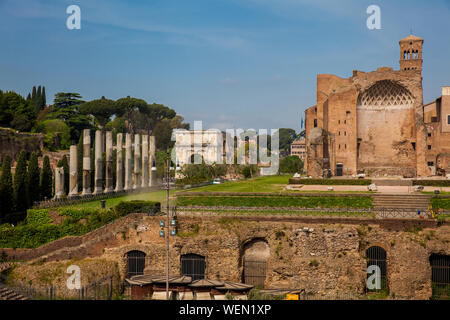 Rovine del tempio di Venere e Roma situato sulla collina di Velian e Arco di Tito Foto Stock