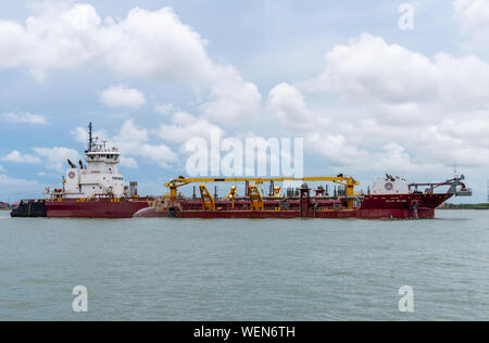 Barca industriale in Galveston Bay, Texas, Stati Uniti d'America. Foto Stock