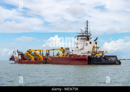 Barca industriale in Galveston Bay, Texas, Stati Uniti d'America. Foto Stock