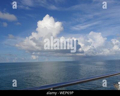Stupendo nuvole sopra l'oceano, visto dalla ringhiera di una nave Foto Stock