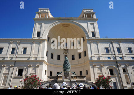 Cono e peacock statue nel cortile del Museo del Vaticano, Città del Vaticano, Roma, Italia Foto Stock