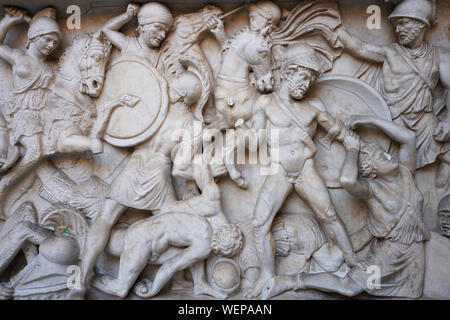 Scultura di rilievo della scena di battaglia nel Museo del Vaticano, Roma, Italia Foto Stock