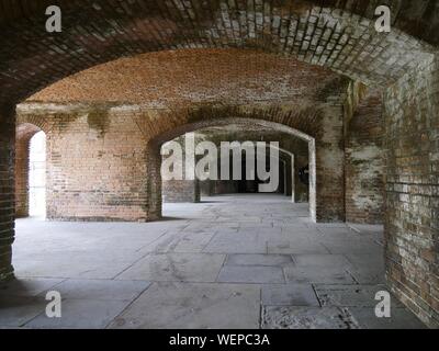 Archi in mattone interno Fort Jefferson presso il Parco Nazionale di Dry Tortugas in Florida. Foto Stock