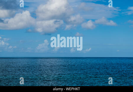 Oceano atlantico seascape, con pomeriggi di sole e cielo blu e alcune nuvole, Tenerife, Isole canarie, Spagna Foto Stock