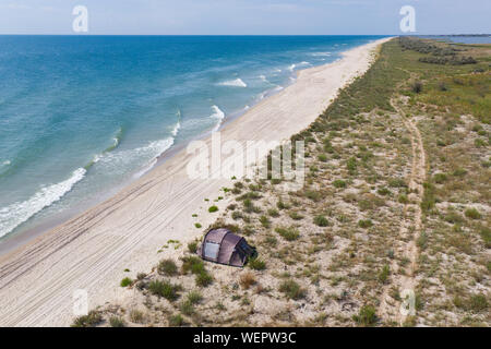 Una tenda da campeggio su una spiaggia vicino al Mar Nero in una giornata di sole Foto Stock