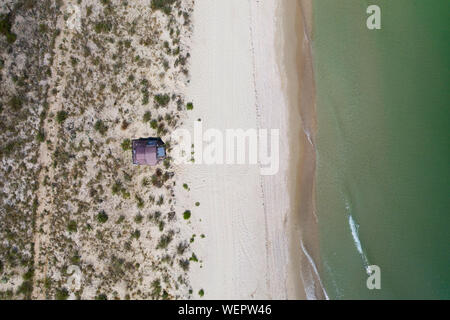 Una tenda da campeggio su una spiaggia vicino al Mar Nero in una giornata di sole Foto Stock