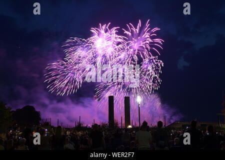 Berlino, Germania. Il 30 agosto, 2019. Fuochi d'artificio può essere visto all'inizio dell'Pyronale nel cielo della sera sopra Berlino. Credito: Paolo Zinken/dpa/Alamy Live News Foto Stock