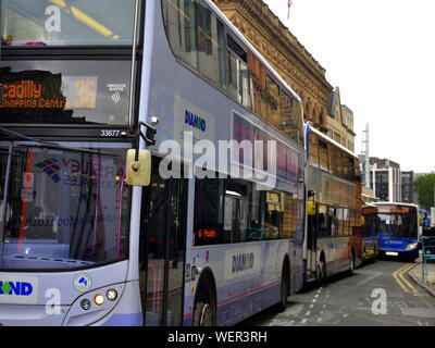 Gli inceppamenti di traffico fino a Peter Street come ribellione settentrionale manifestanti, parte del movimento globale estinzione della ribellione, bloccato Deansgate e le sue stradine laterali nella zona centrale di Manchester, UK, il 30 agosto, 2019 all'inizio di una quattro giorni di protesta. I manifestanti chiedono che il governo dice la verità circa l'emergenza climatica, interviene ora, ed è guidato da una assemblea dei cittadini sul cambiamento climatico. Il trasporto per Greater Manchester sito dice 20 servizi di autobus sono essere dirottati durante la protesta. Foto Stock