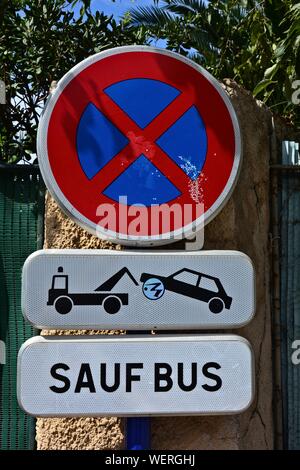 Nessun segno con il traino di scudo e nota tranne bus in Francia con alberi in backgrouind Foto Stock
