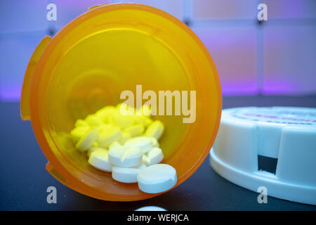 Pills fuoriuscita dalla bottiglia Foto Stock