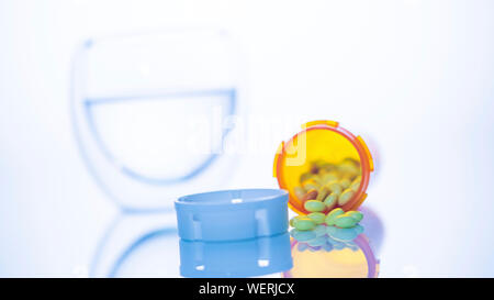 Pills fuoriuscita dalla bottiglia Foto Stock