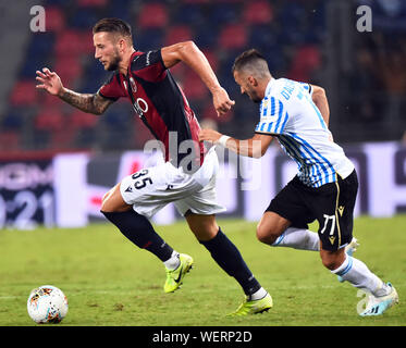 Bologna, Italia, 30 Ago 2019, Mitchell DIJKS DI BOLOGNA vanificata da Marco D'ALESSANDRO DI SPAL. Durante Bologna Vs Spal - Calcio italiano di Serie A uomini campionato - Credito: LPS/Franco Debernardi/Alamy Live News Foto Stock