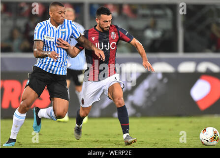 Bologna, Italia, 30 Ago 2019, Nicola Sansone DI BOLOGNA vanificata da JULIO IGOR DI SPAL. Durante Bologna Vs Spal - Calcio italiano di Serie A uomini campionato - Credito: LPS/Franco Debernardi/Alamy Live News Foto Stock