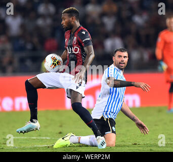 Bologna, Italia, 30 Ago 2019, STEFANO DESWIL DI BOLOGNA vanificata da Federico DI FRANCESCO DI SPAL. Durante Bologna Vs Spal - Calcio italiano di Serie A uomini campionato - Credito: LPS/Franco Debernardi/Alamy Live News Foto Stock