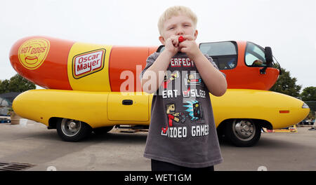 Silvis, Iowa, USA. Il 30 agosto, 2019. Quattro-anno-vecchio Eli Dawson dimostra come utilizzare la Wienermobile fischio mentre in piedi di fronte a Oscar Mayer Weinermobile al Hy-Vee sul quinto San in Silvis, Ill. Venerdì, 30 agosto 2019. Credito: Kevin E. Schmidt/Quad-City volte/ZUMA filo/Alamy Live News Foto Stock