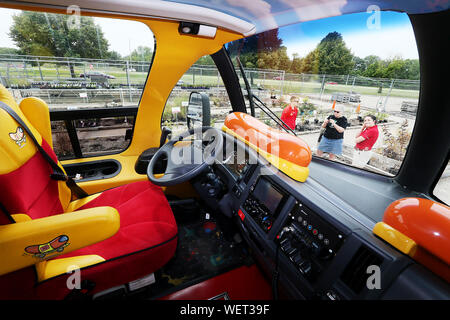 Silvis, Iowa, USA. Il 30 agosto, 2019. All'interno dell'Oscar Mayer Weinermobile al Hy-Vee sul quinto San in Silvis, Ill. Venerdì, 30 agosto 2019. Credito: Kevin E. Schmidt/Quad-City volte/ZUMA filo/Alamy Live News Foto Stock