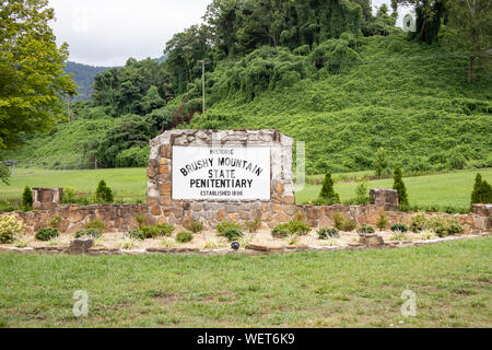 Petros, Tennessee - 25 Agosto 2019 : Entrata in pietra segno al Brushy Mountain penitenziario statale home di fine della linea Moonshine distilleria sull'T Foto Stock