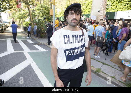 New York, New York, Stati Uniti d'America. Il 30 agosto, 2019. JASON ALBA, 31 di Brooklyn, New York e un clima di giustizia gli attivisti appare a Ralph Bunche Park durante una città ampia clima sciopero presso le Nazioni Unite a New York, New York. Credito: Brian ramo Prezzo/ZUMA filo/Alamy Live News Foto Stock