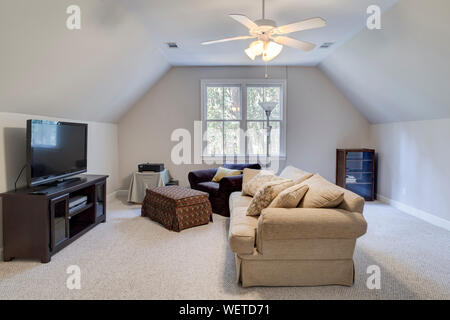 Attico uomo grotta con mobili e TV a schermo piatto Foto Stock