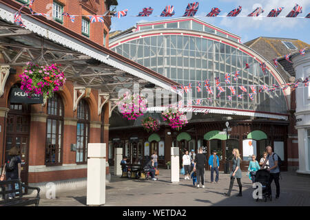 Persone in Windsor Royal Shopping; Londra; Inghilterra; Regno Unito Foto Stock